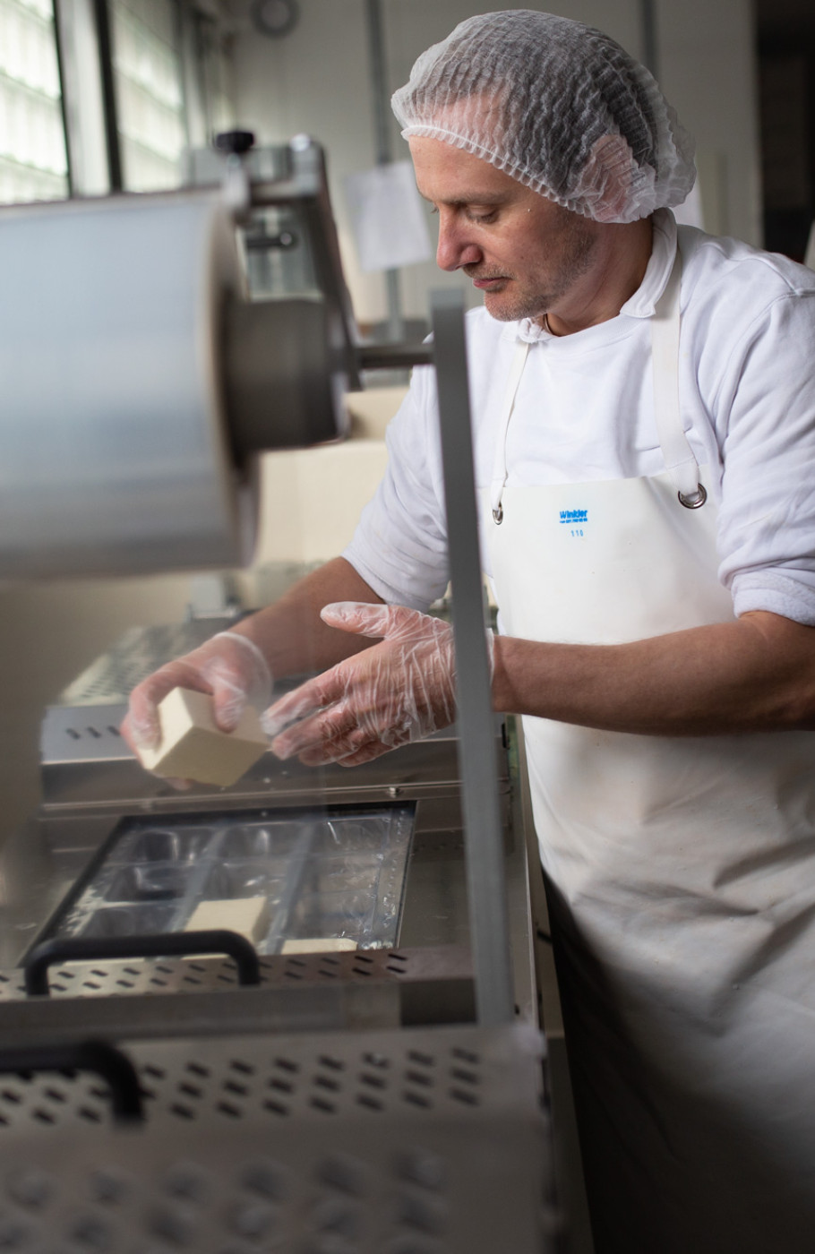 Person arbeitet in einer Fabrik