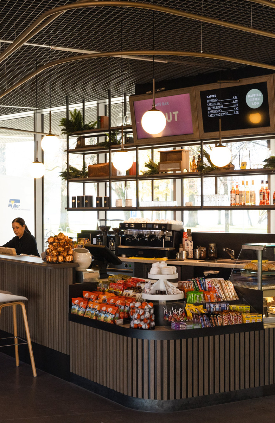 Bistro mit Kaffeemaschinen und Screens in der Eingangshalle Gastronomie im Verkehrshaus der Schweiz