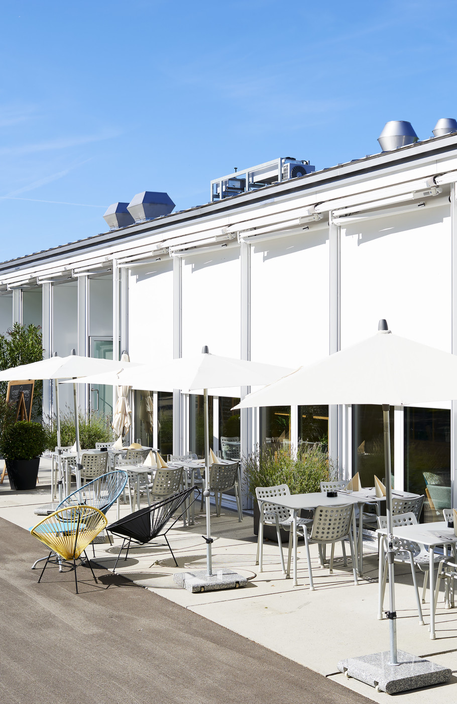 Aussenansicht des Restaurant Bellavista mit Blick auf die Terrasse sowie eine grosse Fensterfront dahinter