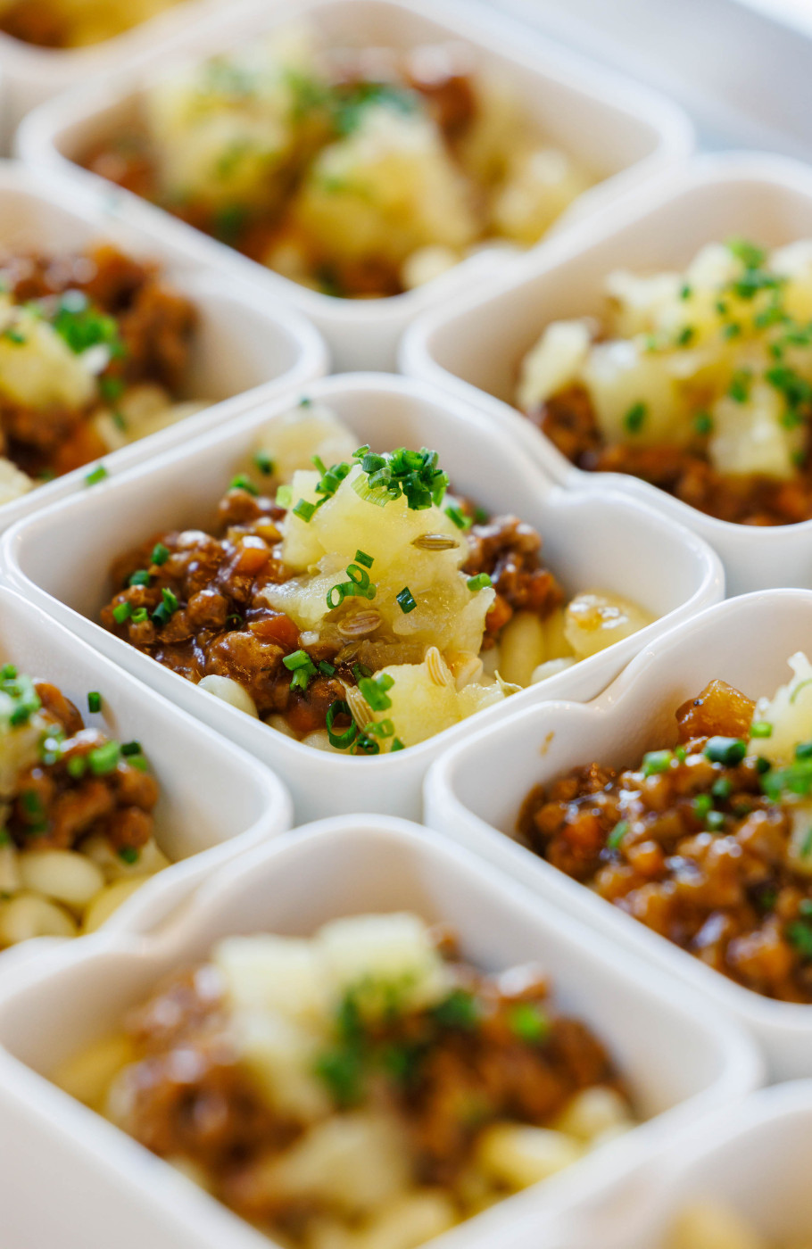 Veganes Planted Ghackets mit Hörnli in kleinen Porzelanschalen