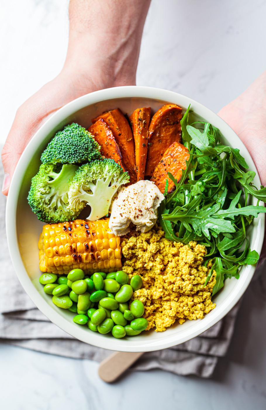 Bowl mit frischem Gemüse von Händen gehalten