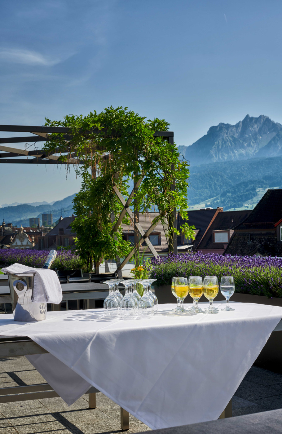 Aufnahme der Dahcterrasse der HSLU mit Aussicht auf die Berge