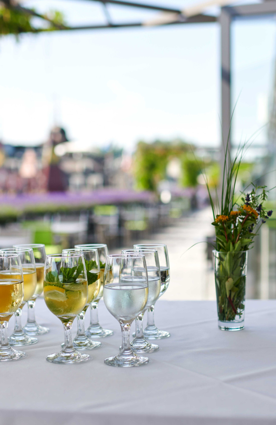 Detailaufnahme eines Apéros auf der Dachterrasse der HSLU