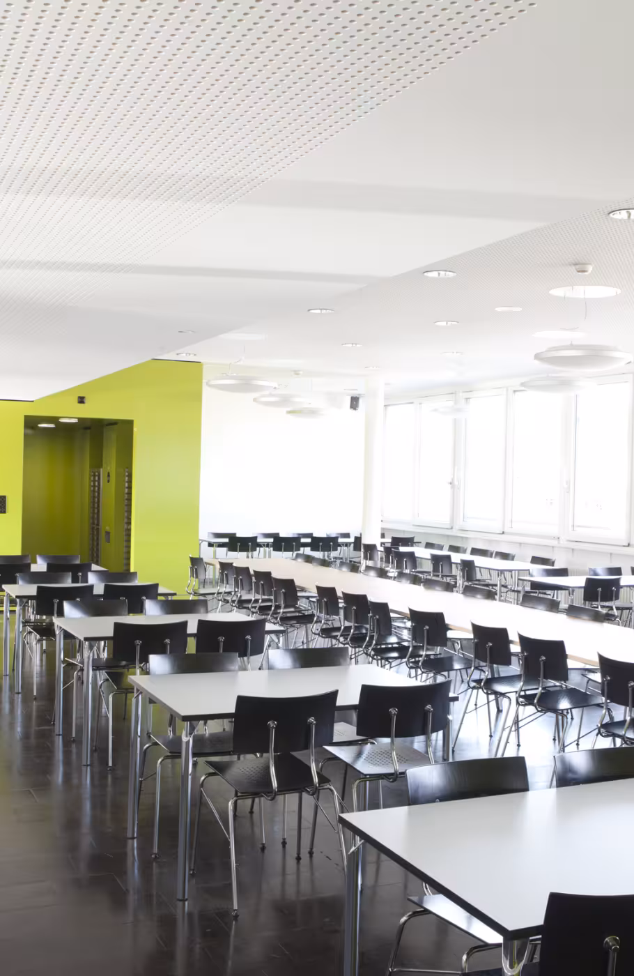 Aufnahme des lichtdurchfluteten Restaurants der HSLU