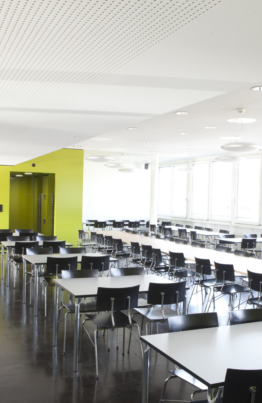 Aufnahme des lichtdurchfluteten Restaurants der HSLU