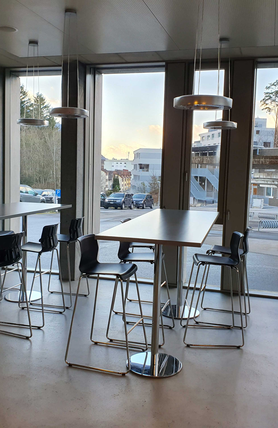 die bestuhlten Tische der Mensa der Pädagogischen Hochschule Schwyz
