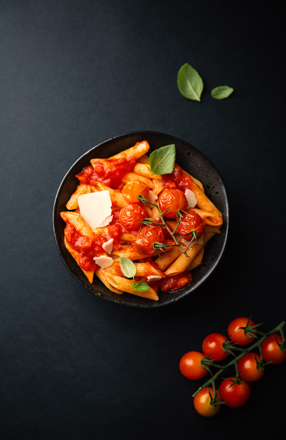 Penne Pasta with fresh Tomatoes, Basil and Tomato Sauce