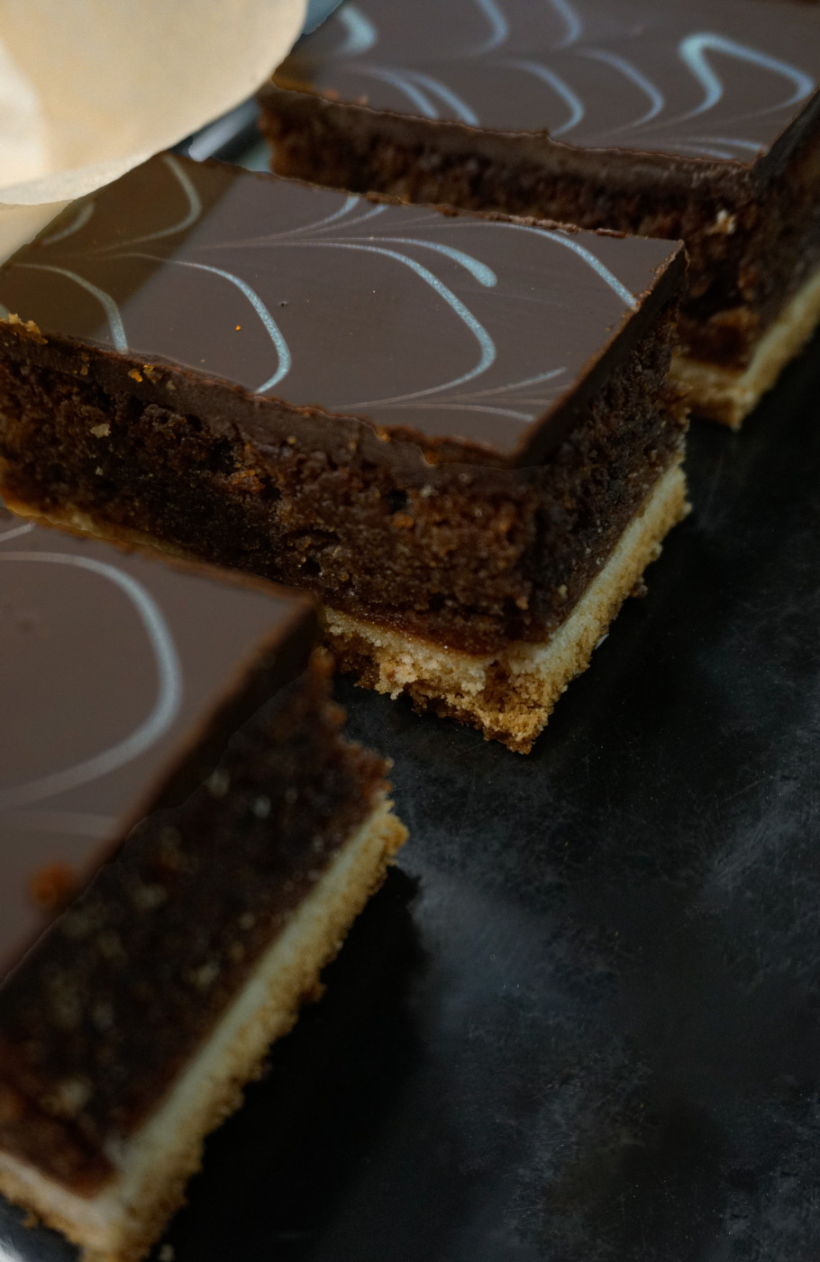 Studentenschnitten mit Schokoladenkuchen auf einem Blech