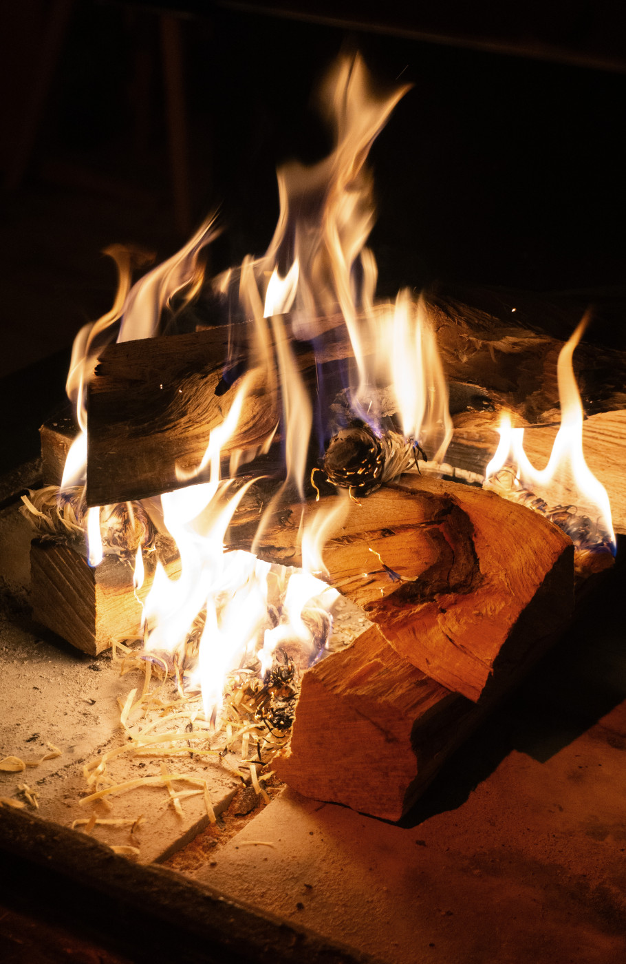 Flackerndes Feuer in einem Cheminée