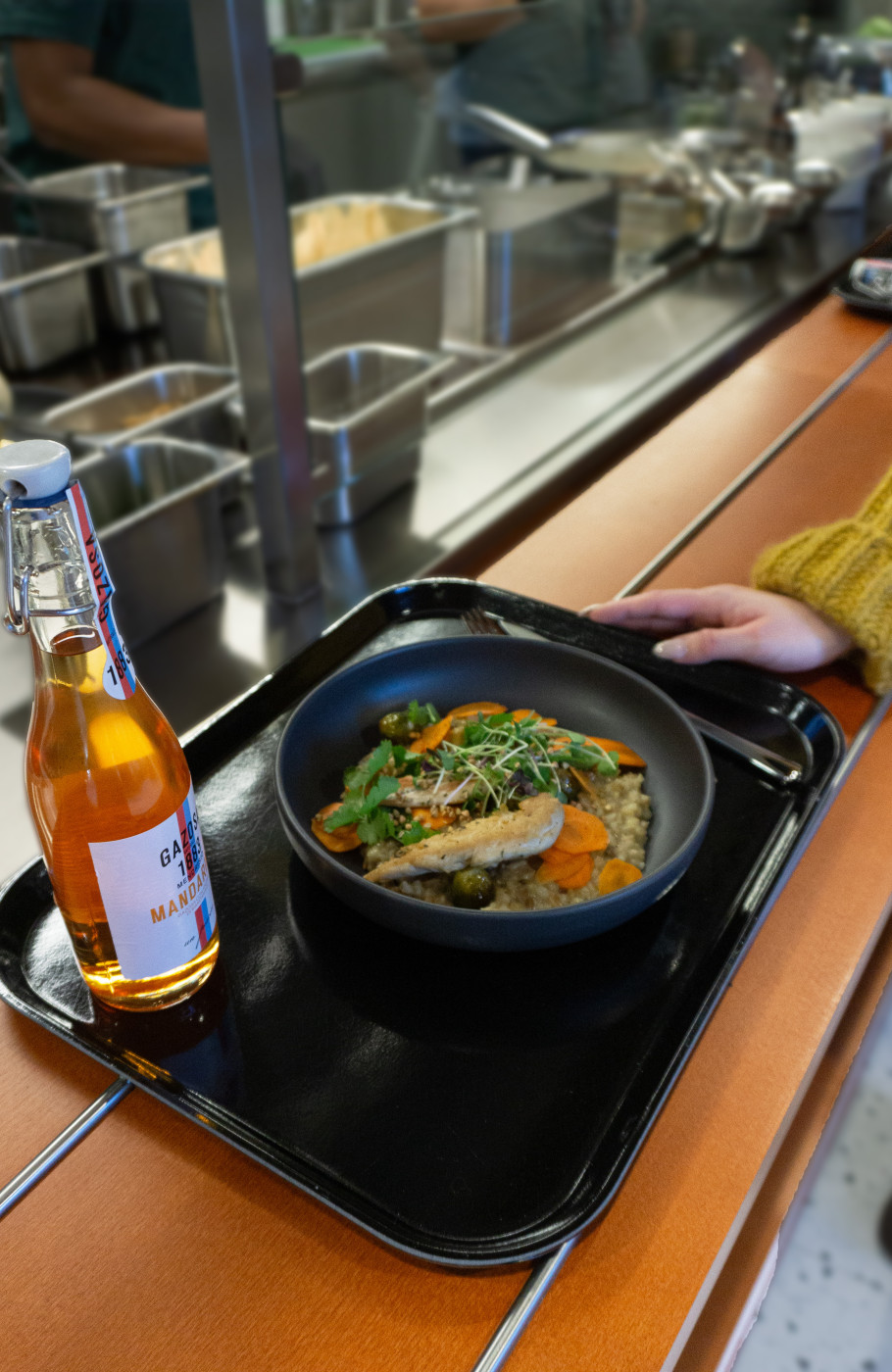 Frische Bowl auf einem Tableu bei der Essensausgabe