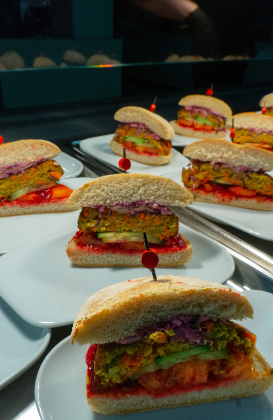 Bunte Burger auf kleinen Tellernchen