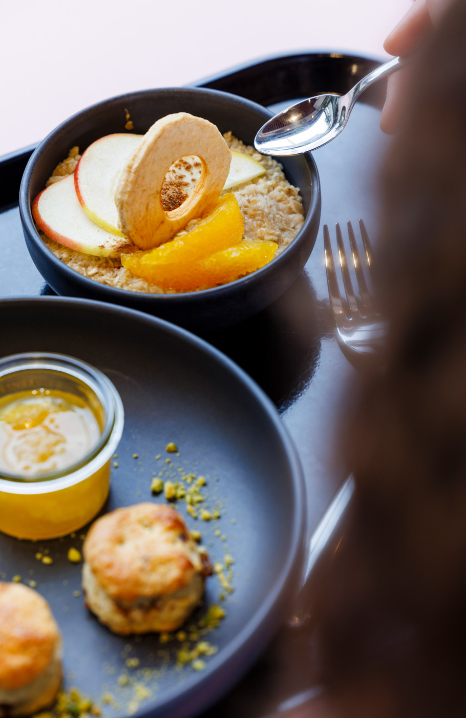 Tableau mit Frühstücksspeisen aus Scones und Porridge