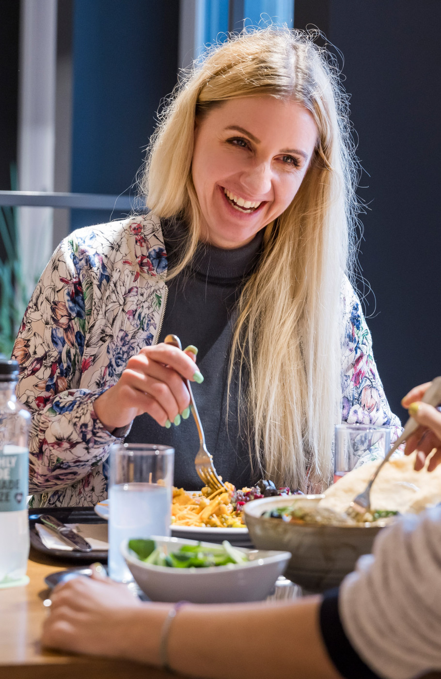 Zwei Frauen beim Mittagessen