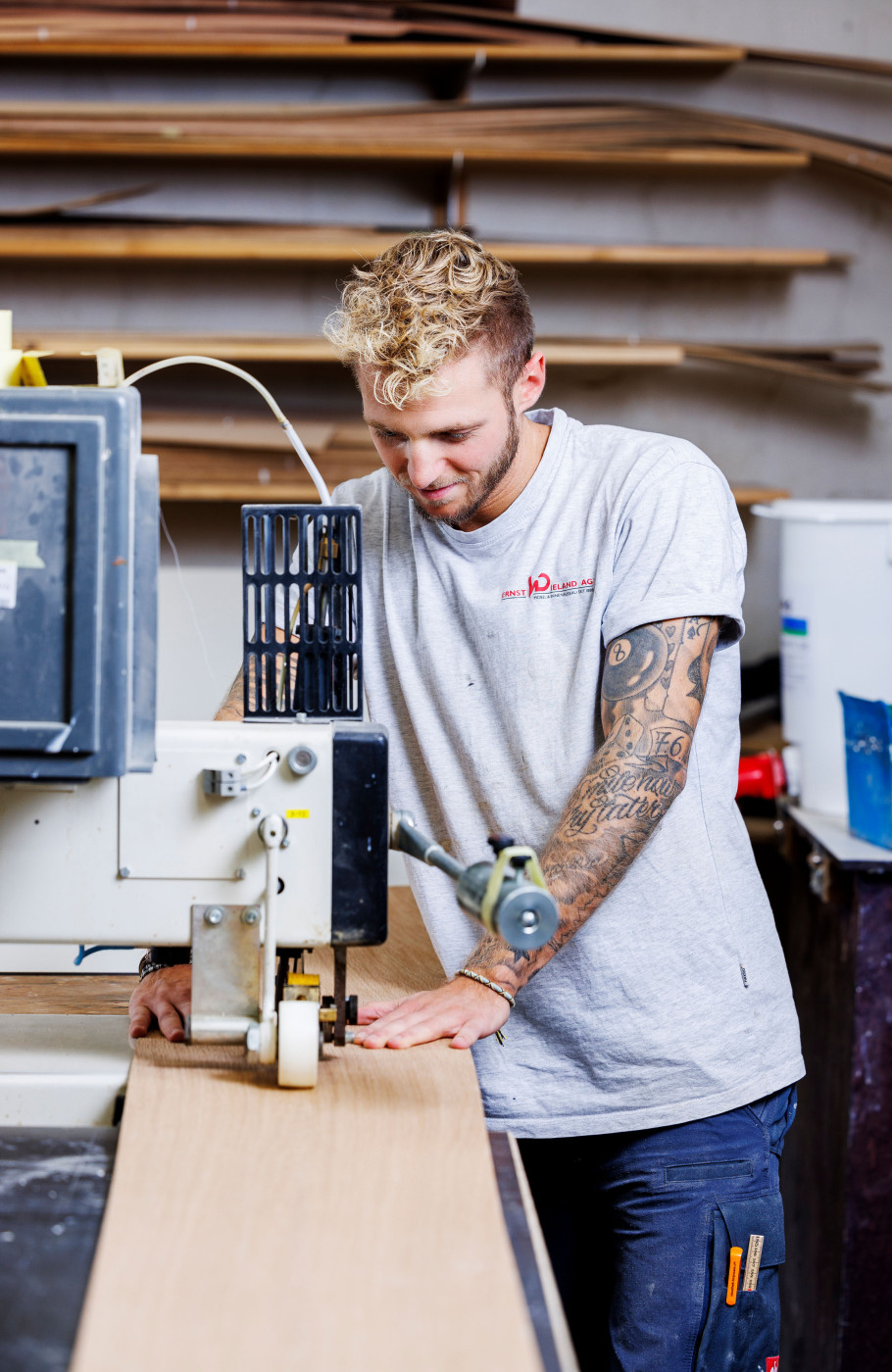 Mann arbeitet an einer Maschine mit Holz