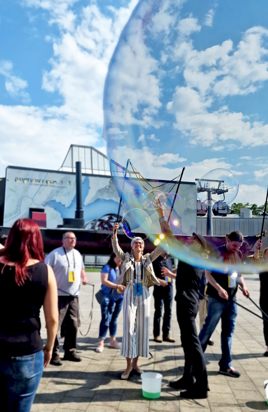 Grosse Seifenblasen dahinter eine Menschenmenge