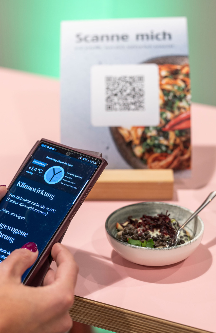 Klimawirkung auf einem Handy dahinter Food
