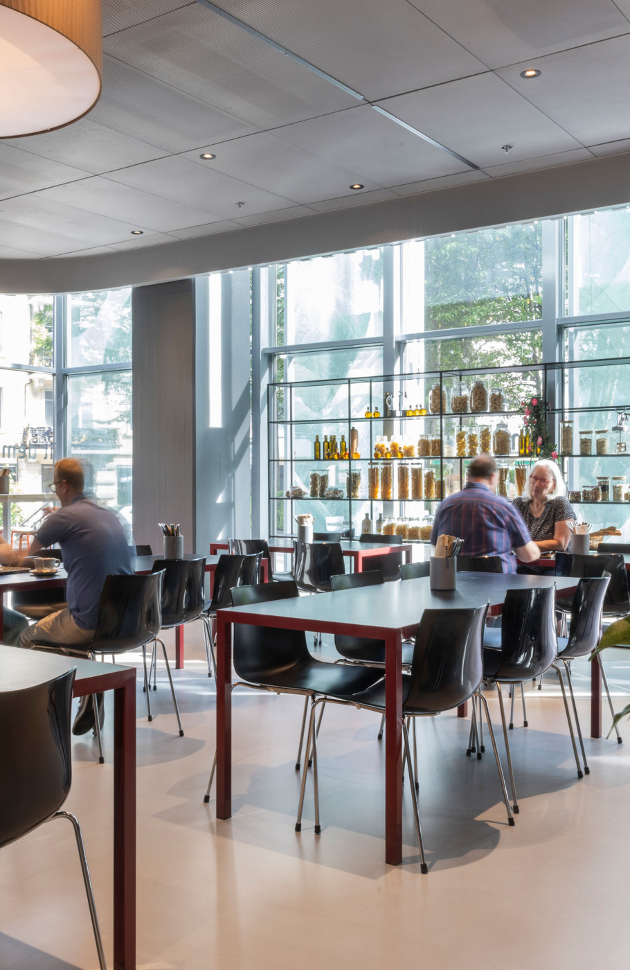 Modernes Restaurant mit verspielten Elementen und Begrünung