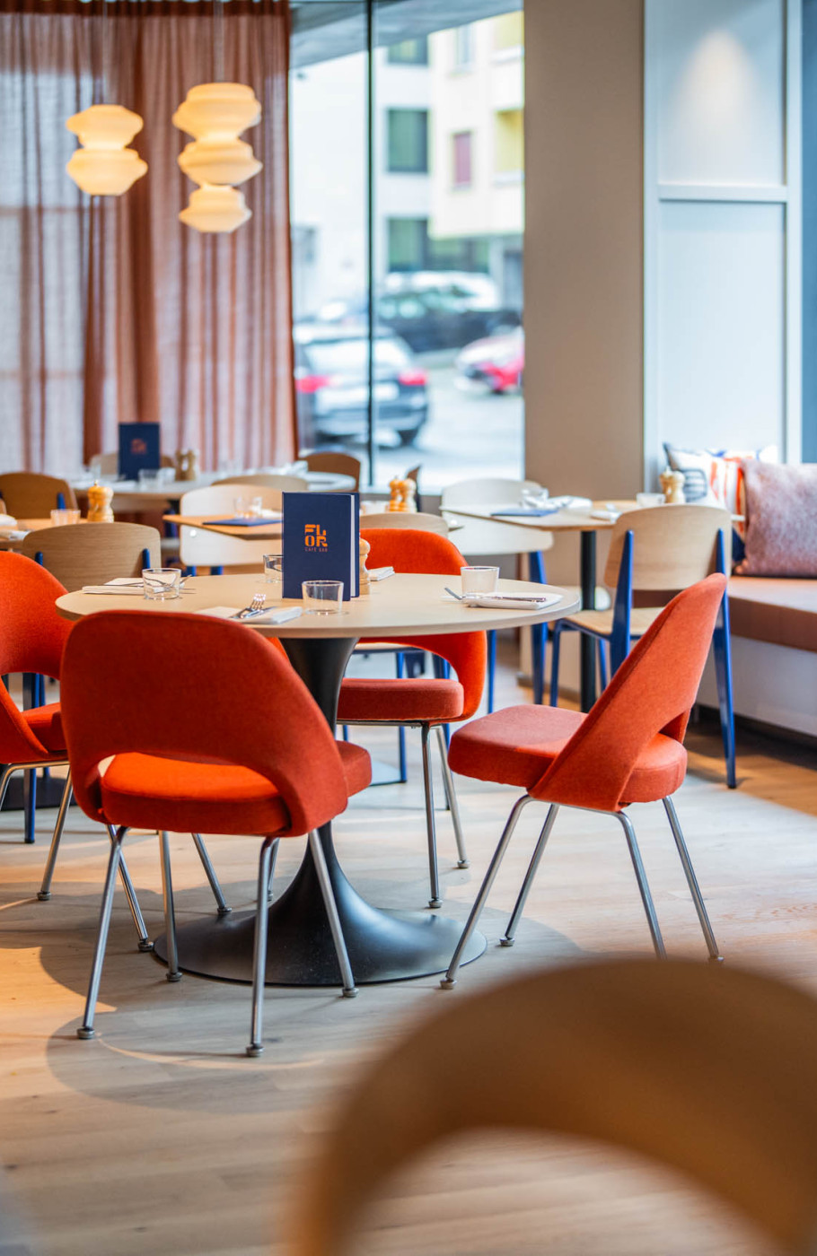 Innneinrichtung einer modernen Cafe Bar