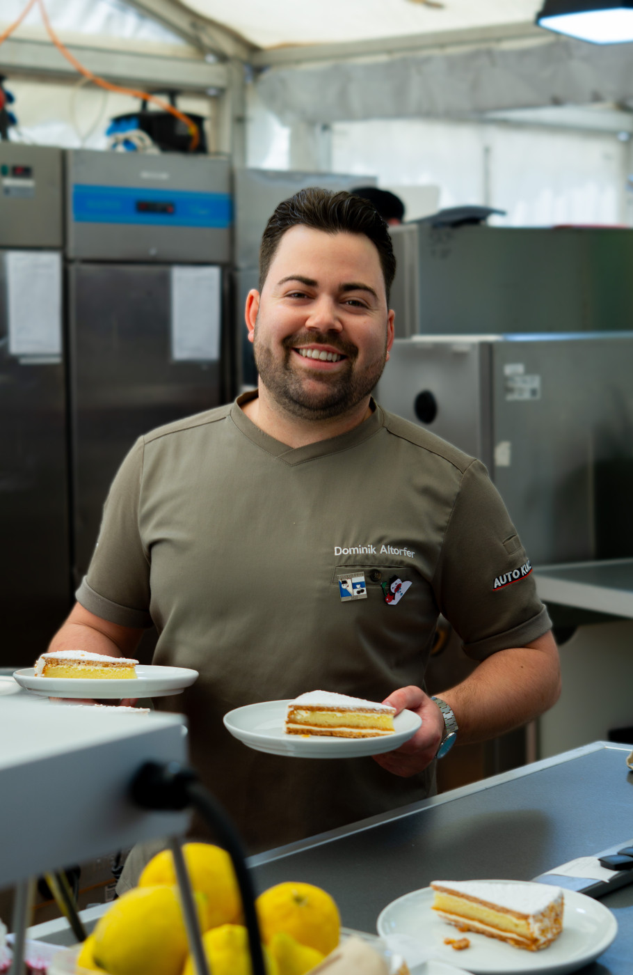 Koch serviert Zuger Kirschtorte