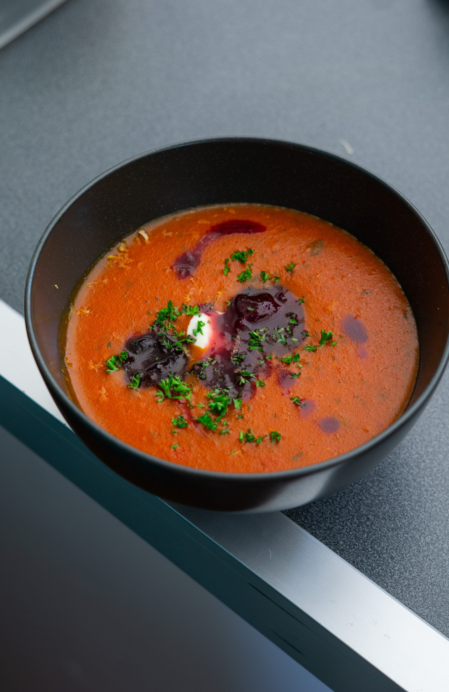 Tomaten Kirschsupper in einer schwarzen Schüssel
