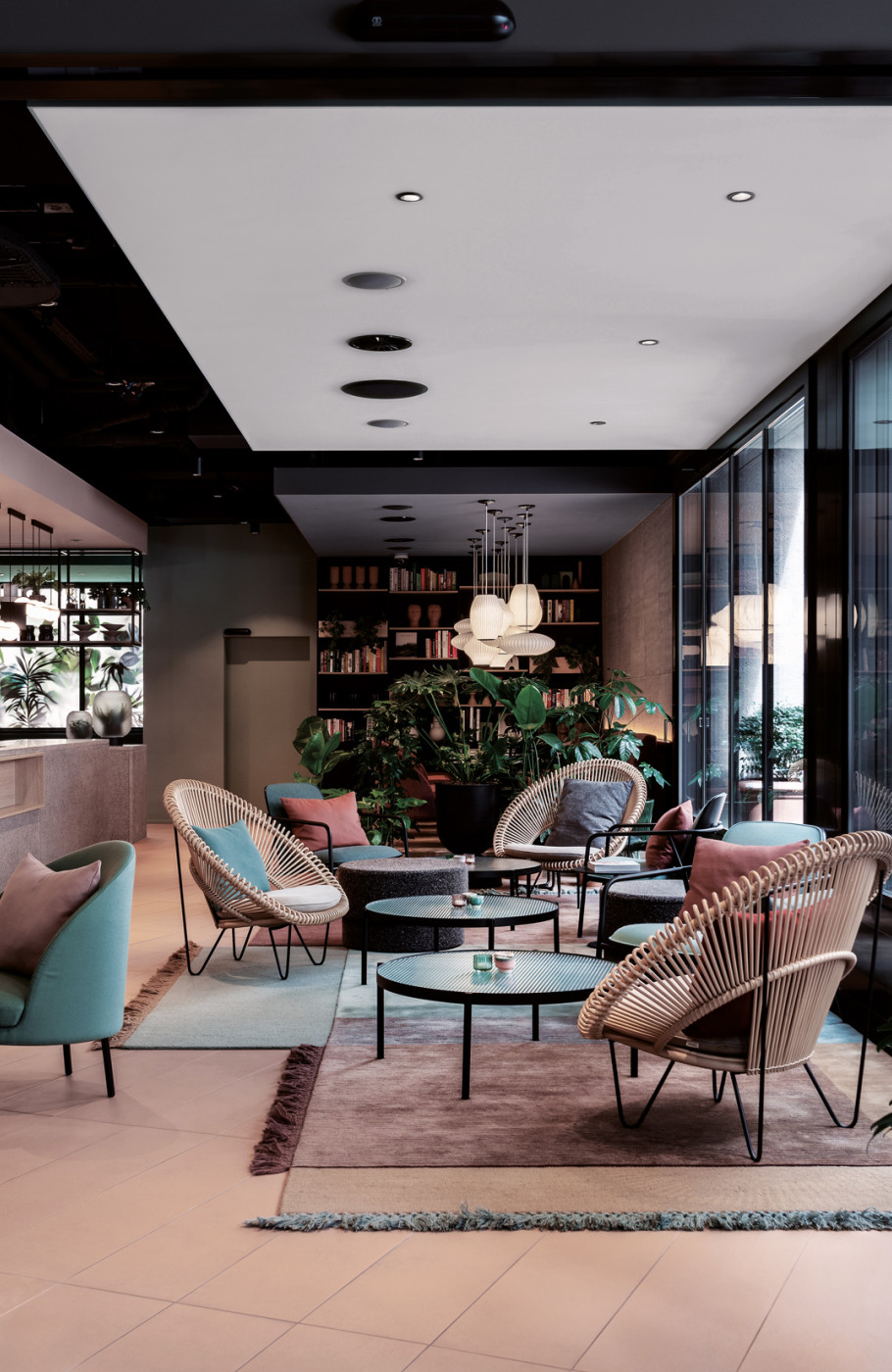Begrünte Hotellobby