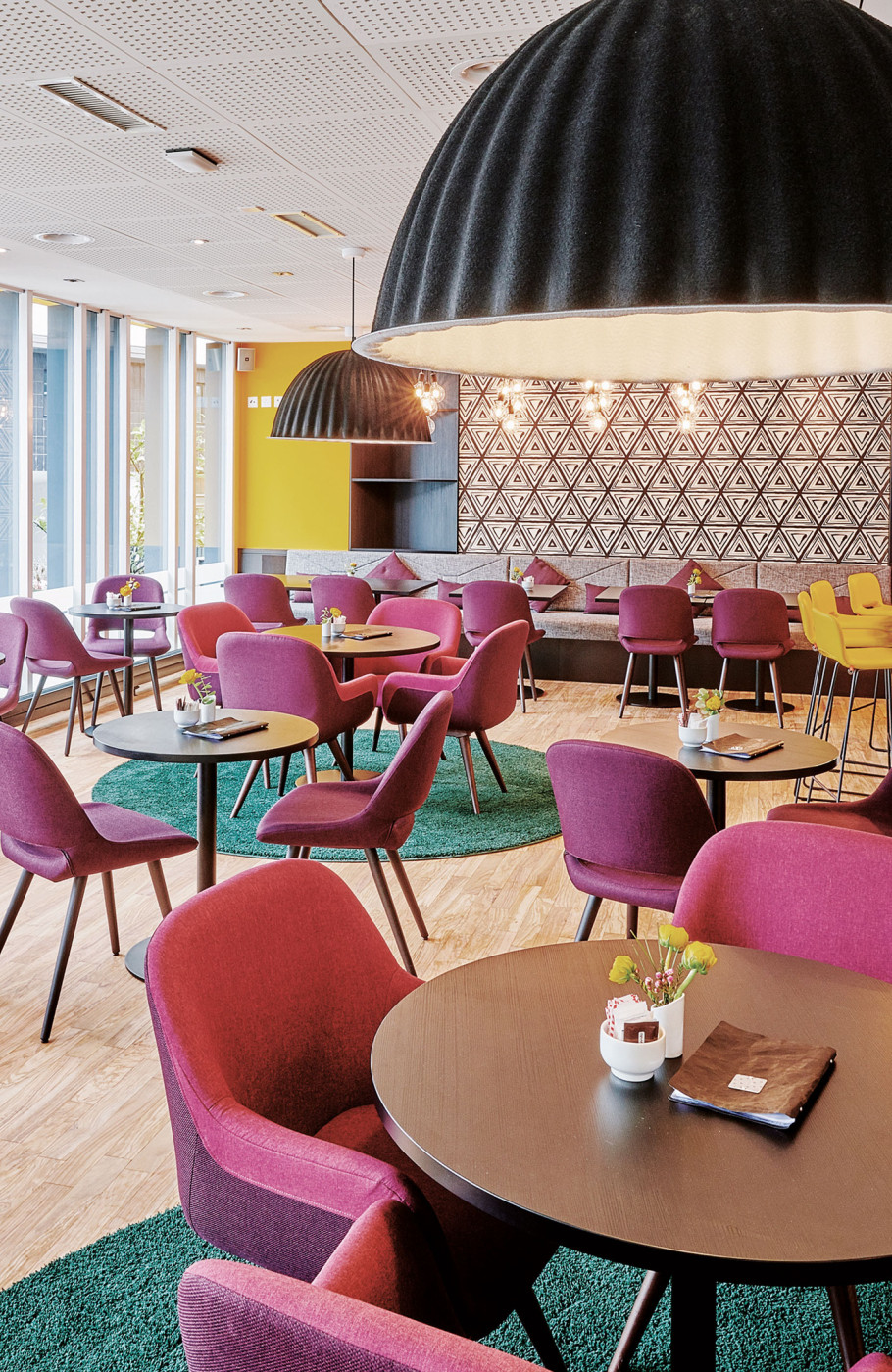 Bunte Hotellobby mit Tischen und Stühlen