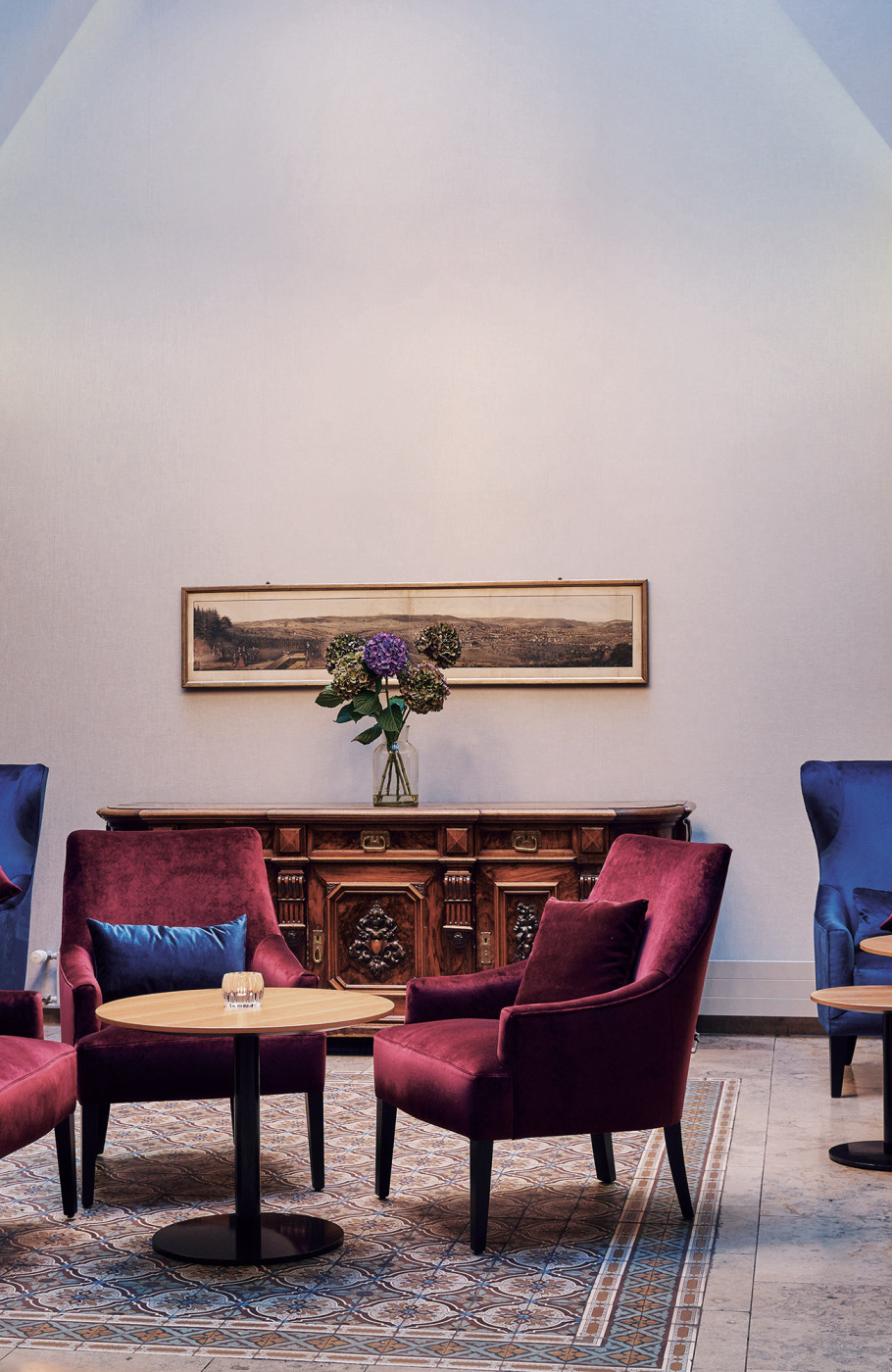 Elegante Hotellobby mit hohen Decken