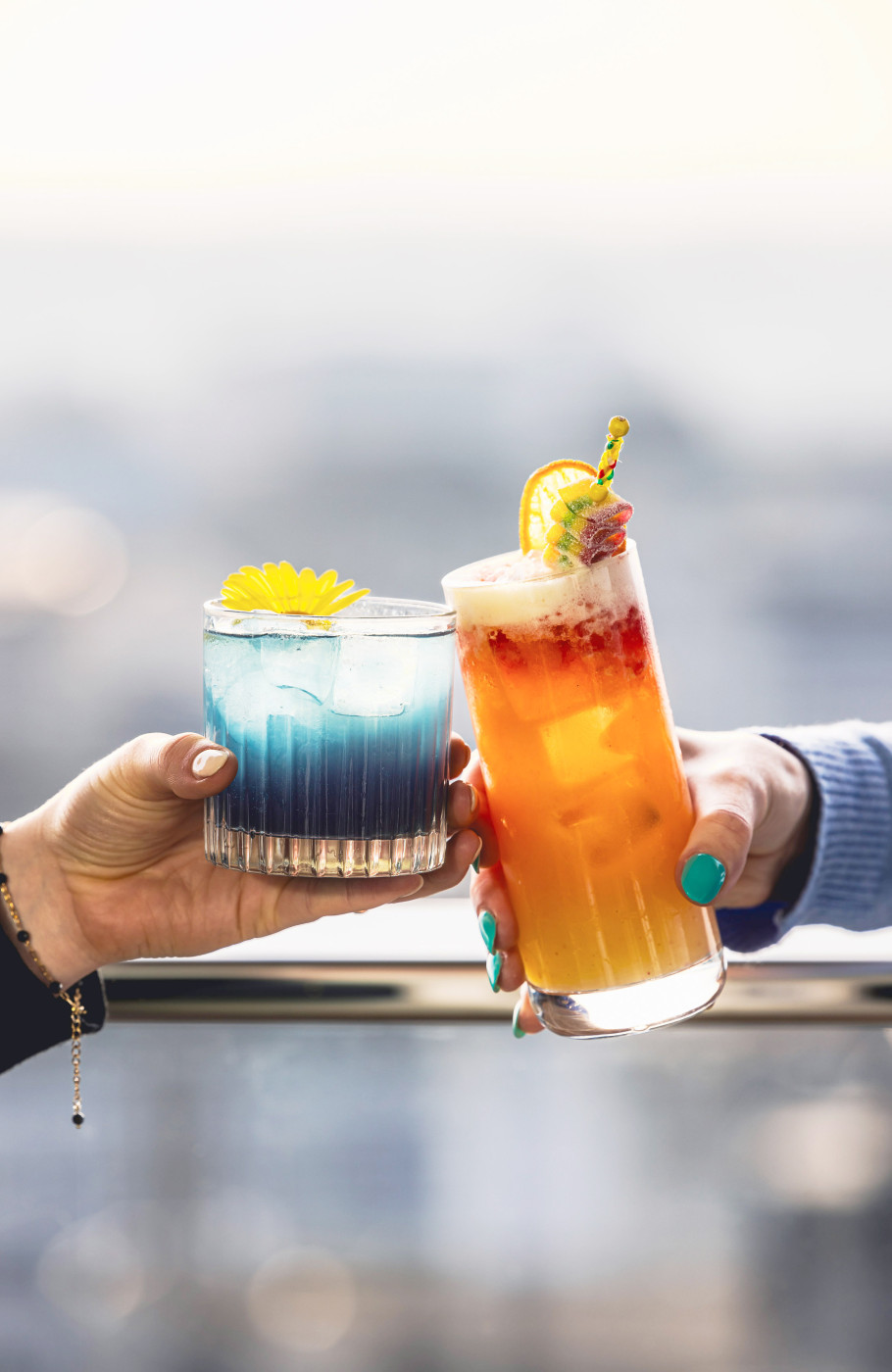 Aufnahme Anstossen mit zwei Cocktails