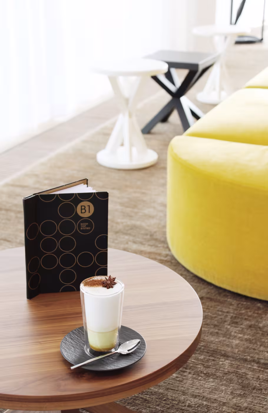 Aufnahme Kaffeegedeck neben einem Sofa