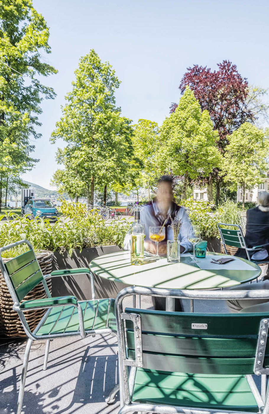 Der Garten mit Tischen und Pflanzen der Brasserie