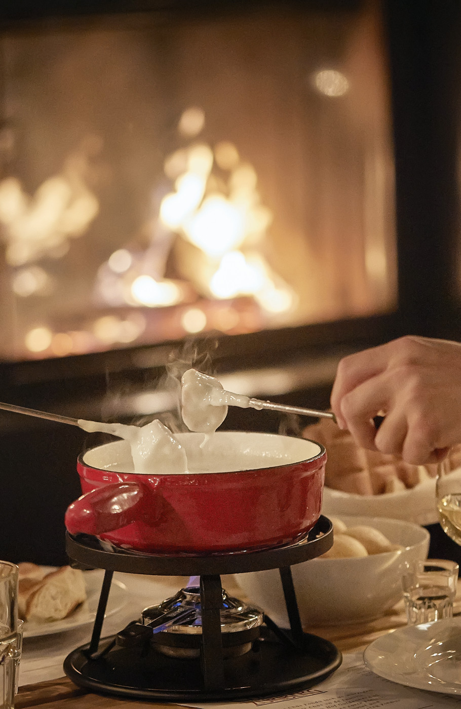 Person am Fondue essen