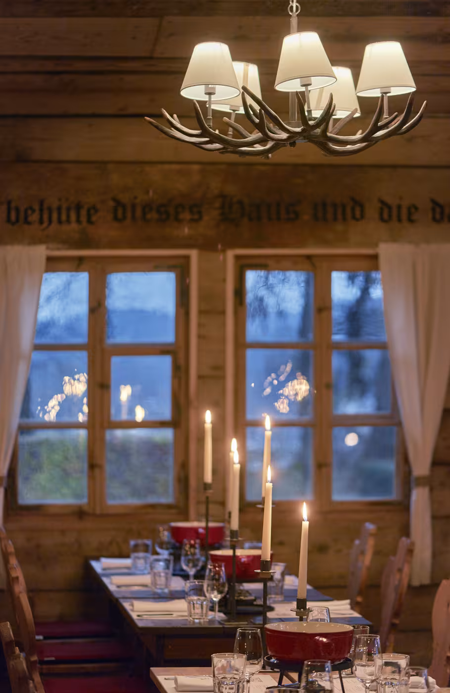 Detailaufnahme eines Tisches mit Kerzen und Fondue