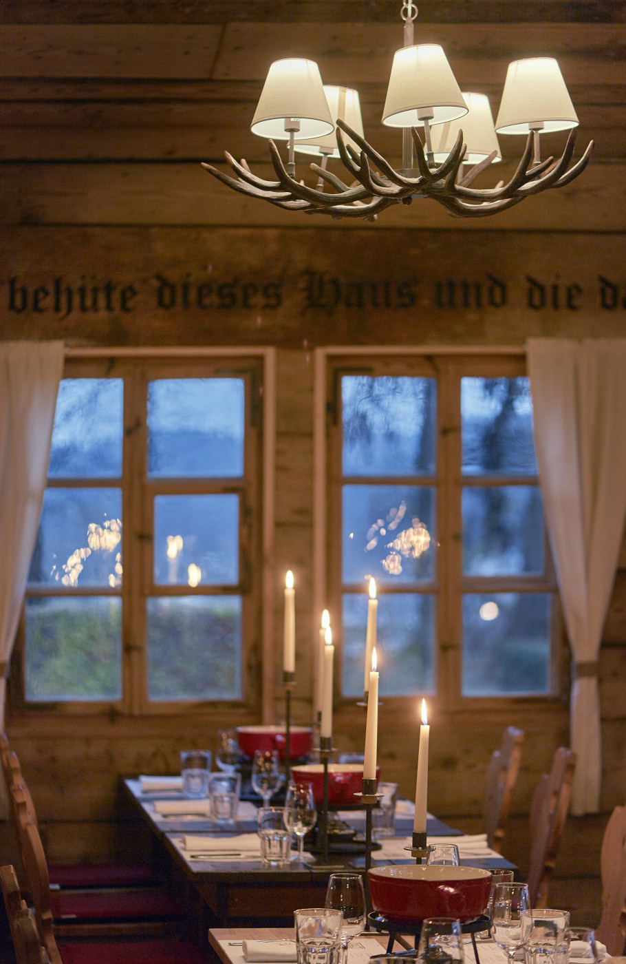 Detailaufnahme eines Tisches mit Kerzen und Fondue
