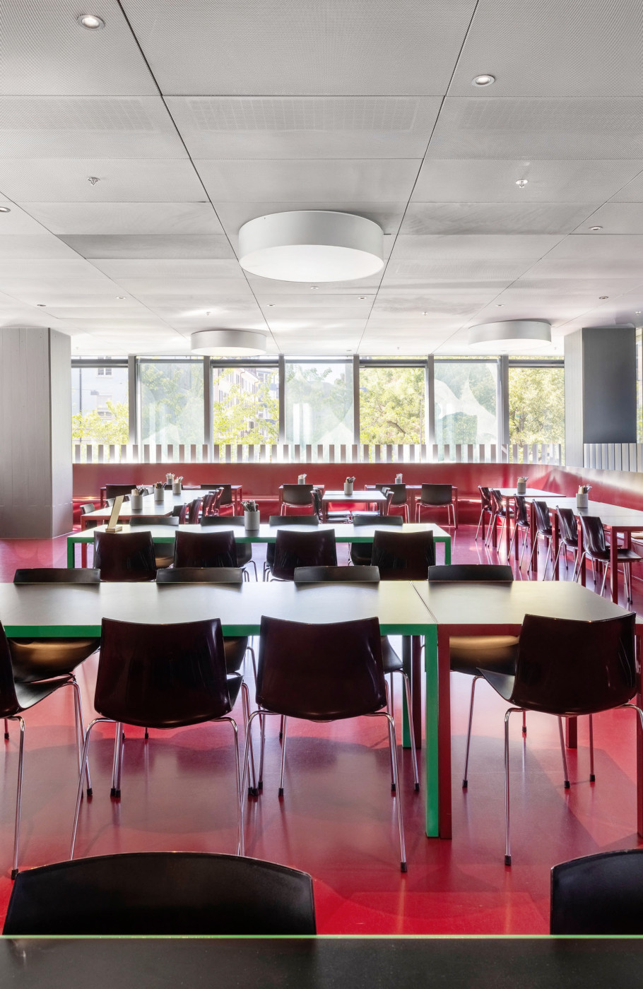 Tische und Stühle im Restaurant Flavour Kitchen