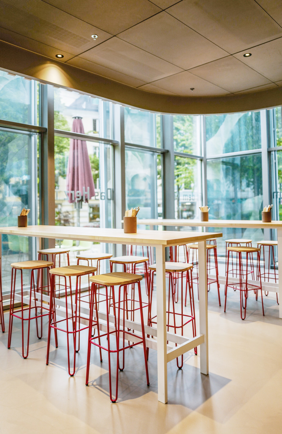 Stehtische mit Stühlen und grosse Fensterfront im Flavour Kitchen Werd