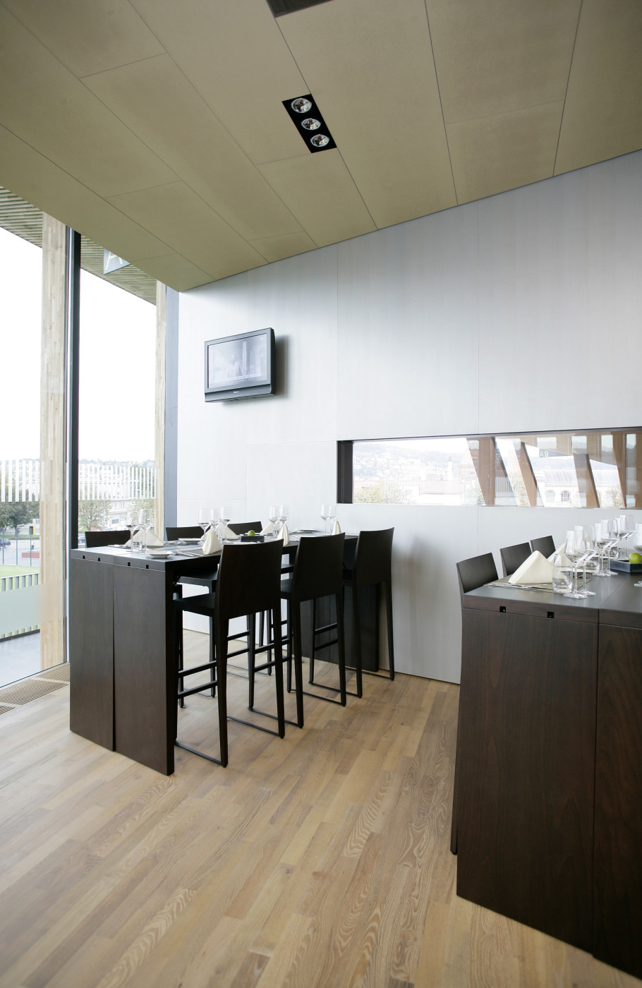 Stehtische im Restaurant Oval