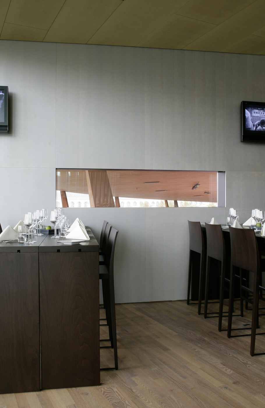 Aufnahme der Stehtische im Restaurant Oval