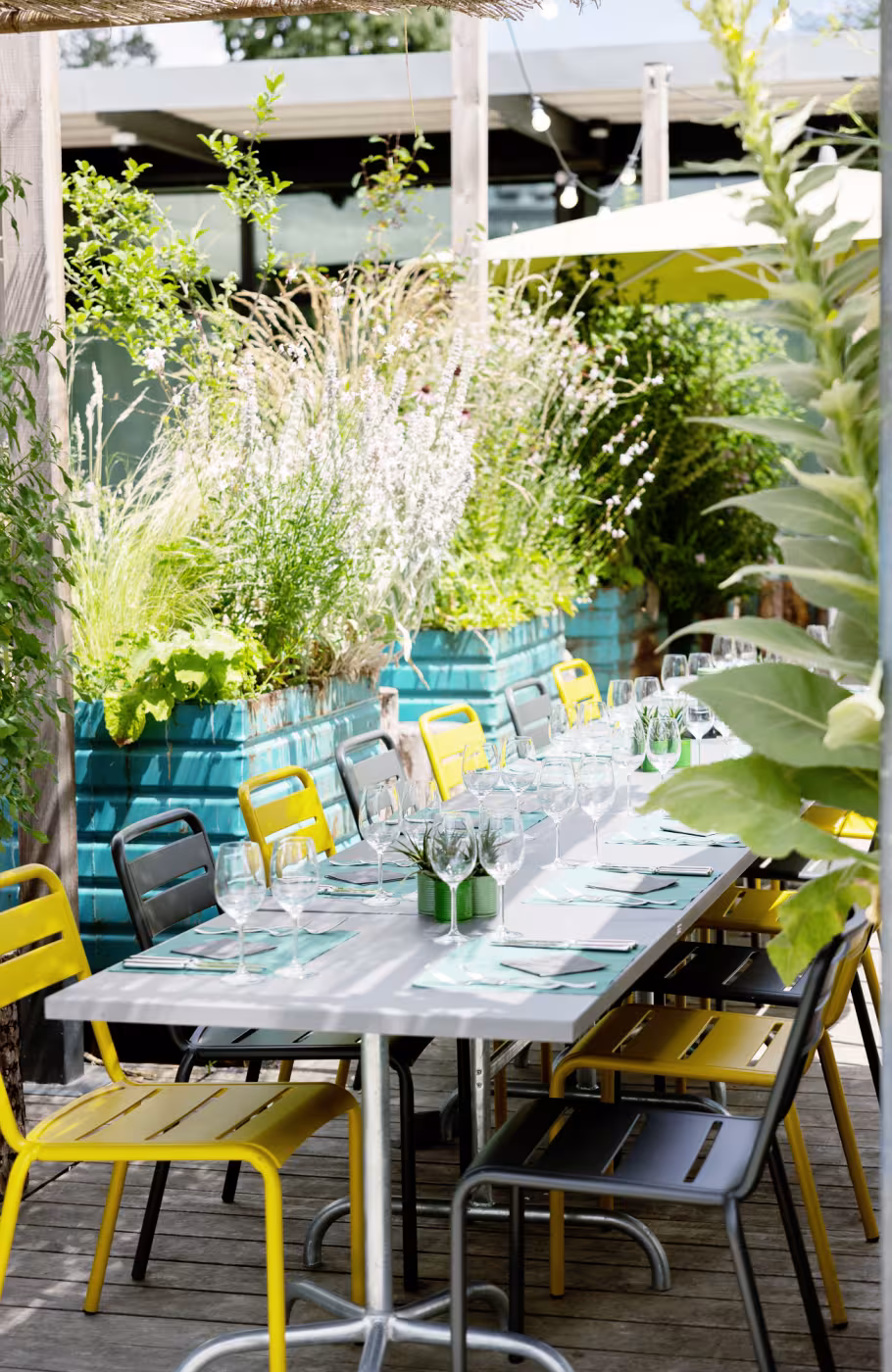 Terrasse mit Tisch und Pflanzen