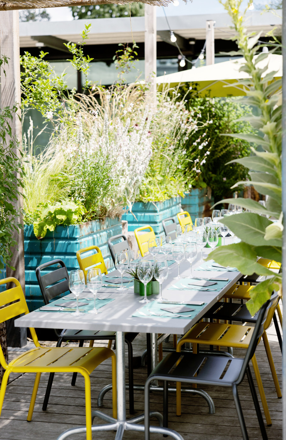 Terrasse mit Tisch und Pflanzen