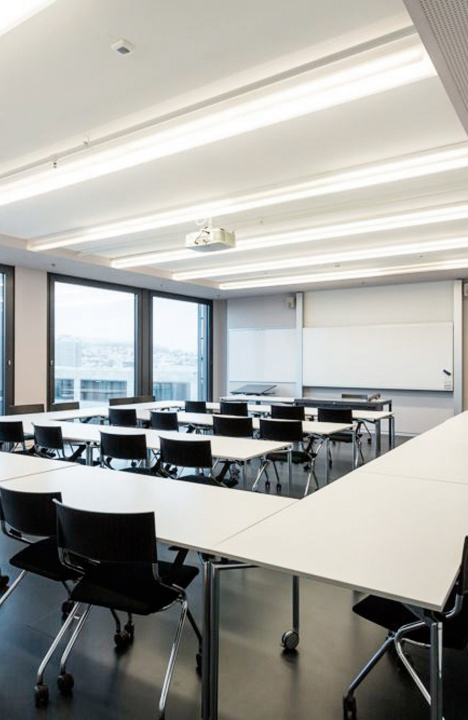 U-Form Bestuhlung in einem Seminarraum der PHZH