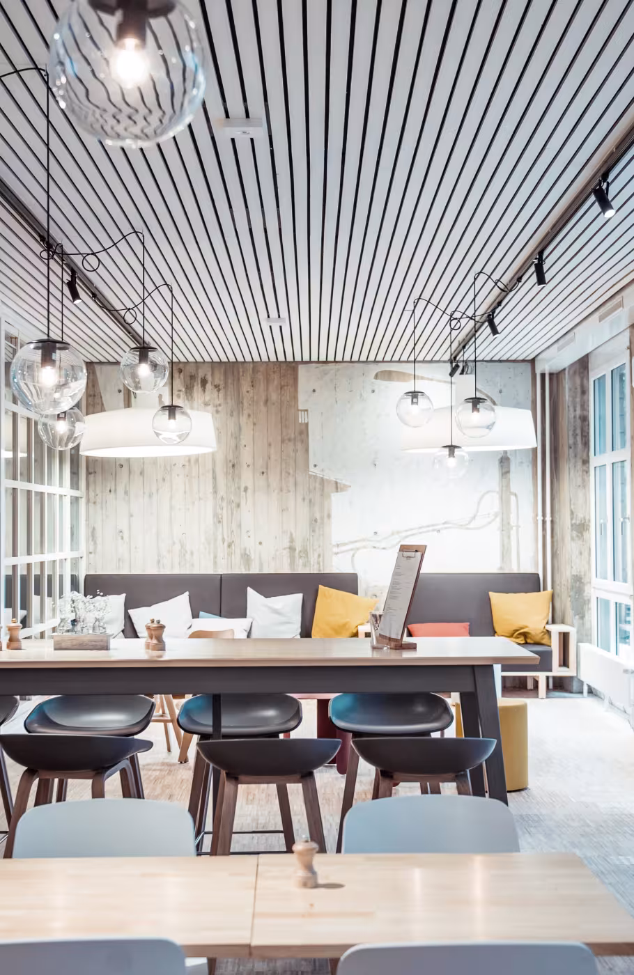 Aufnahme des leeren Restaurants Platte 14