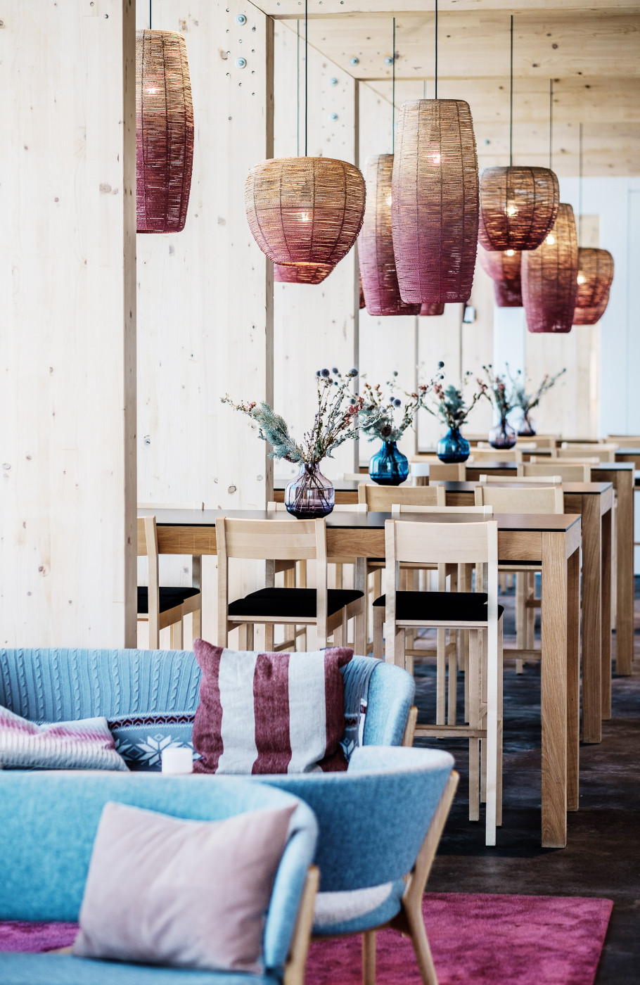 Nahaufnahme der Lounge und der Stehtische des Bellavista