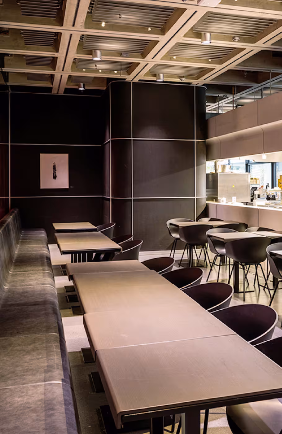 Aufnahme der Tische und offenen Küche im SRF Live Restaurant