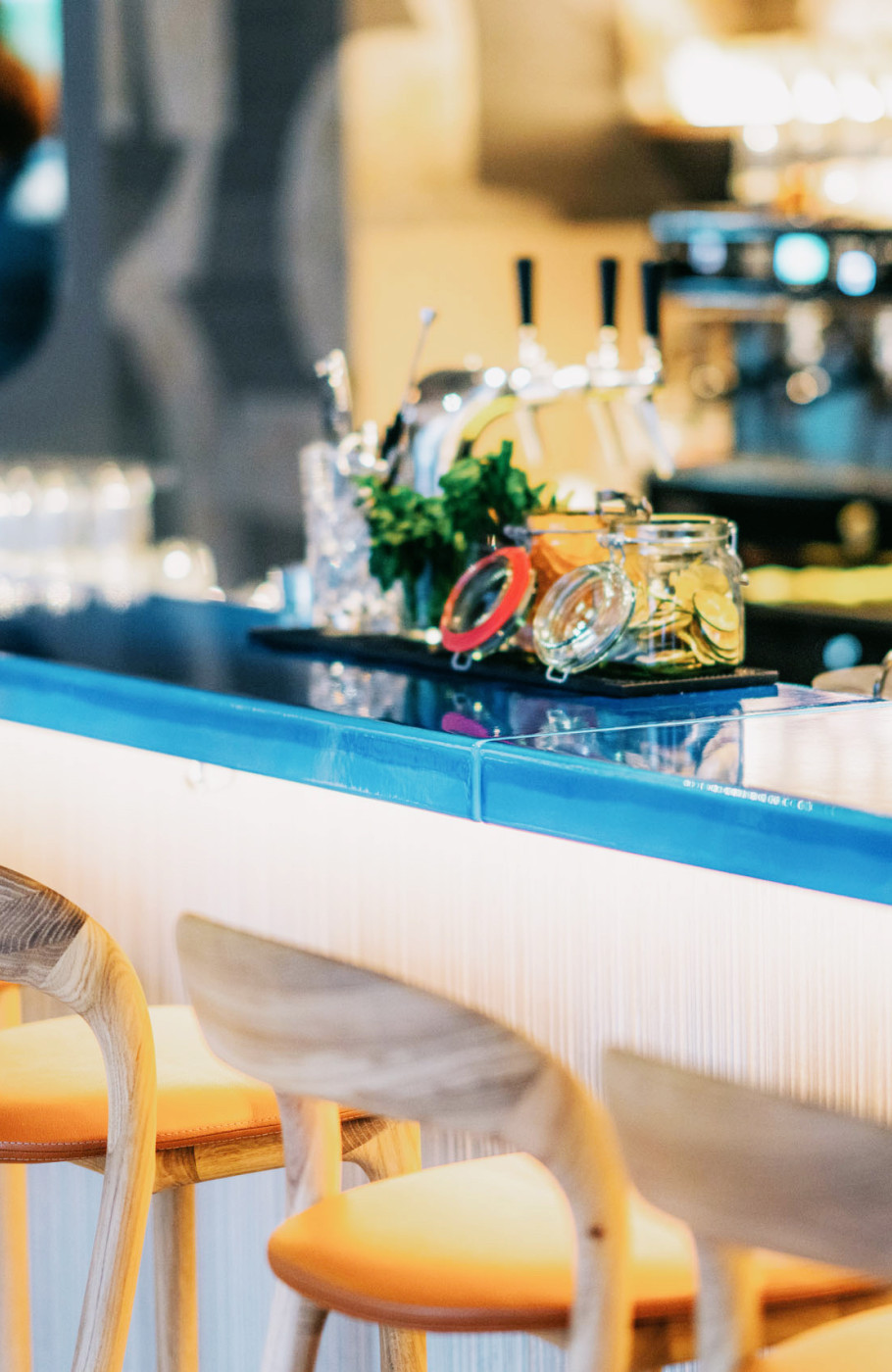 Ansicht Barbereich mit Barhockern in der Café Bar Flor im Seefeld Zürich