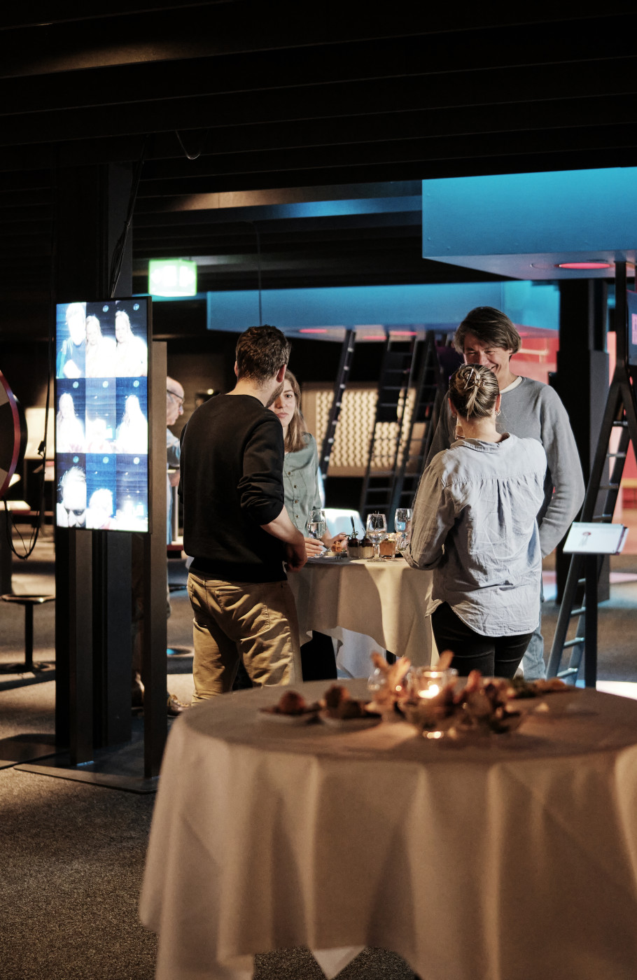 Bild eines Events in einem Ausstellungsraum mit Gästen im Technorama Winterthur