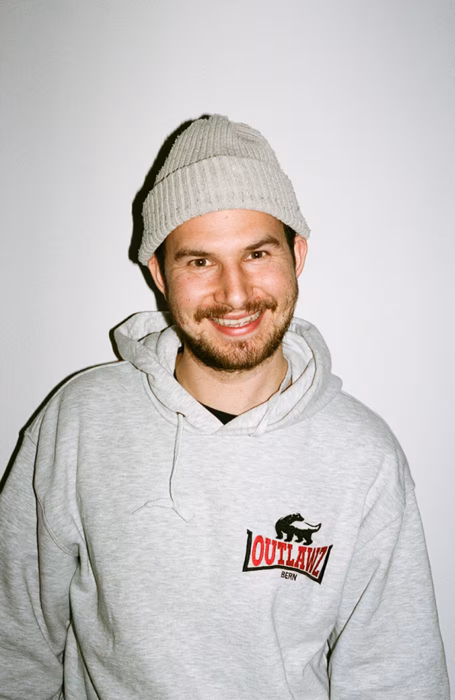 Mann in grauem Hoodie mit Mütze