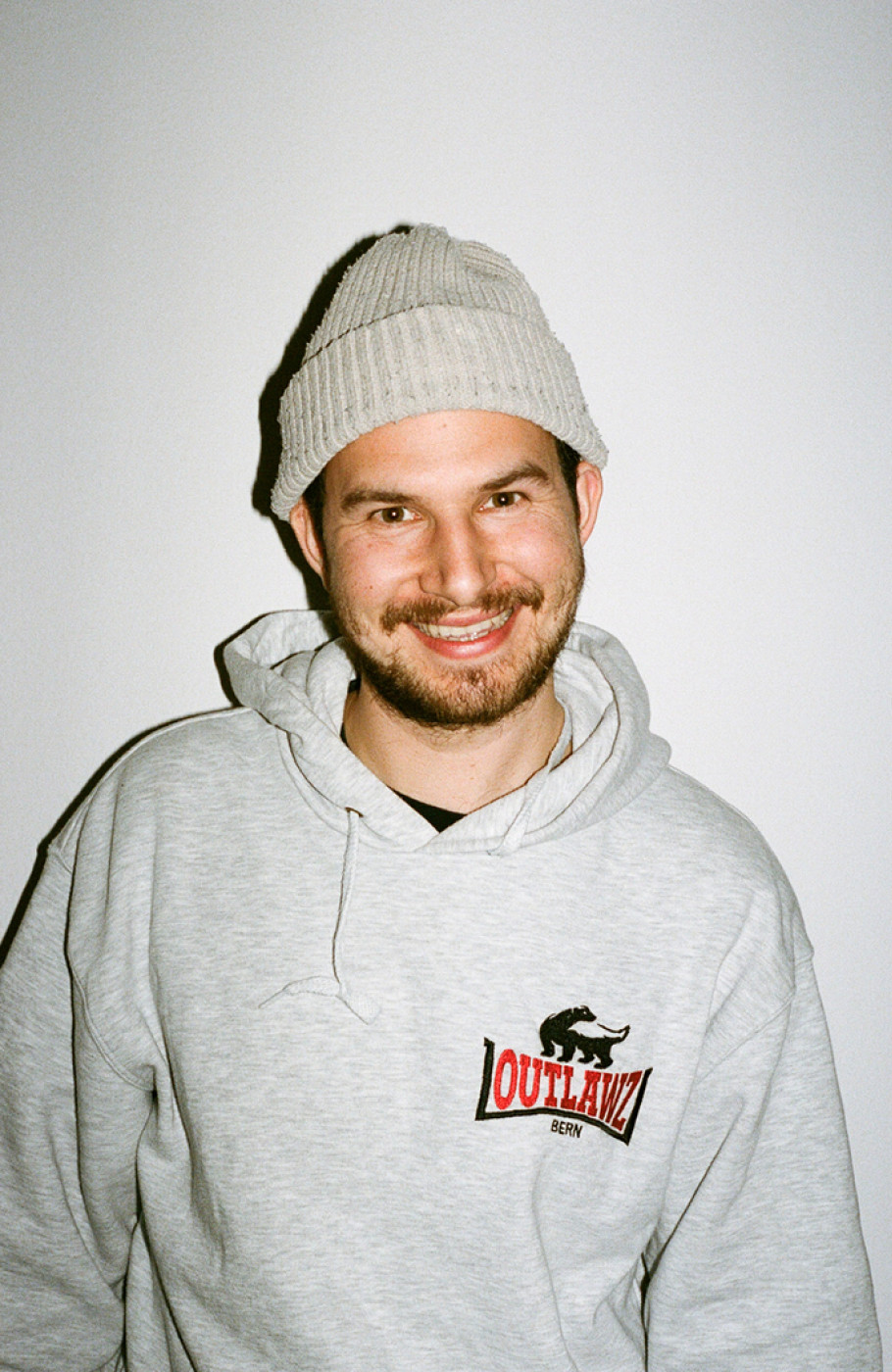 Mann in grauem Hoodie mit Mütze