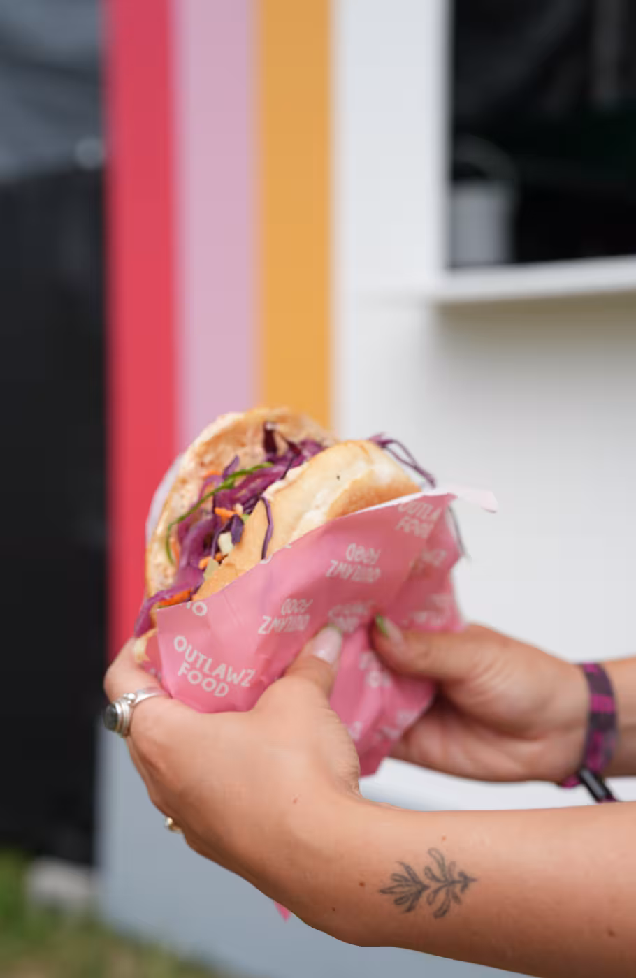 Hände halten einen Döner im Taschenbrot
