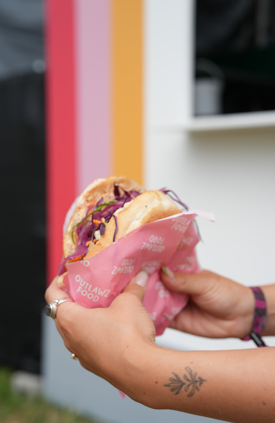 Hände halten einen Döner im Taschenbrot