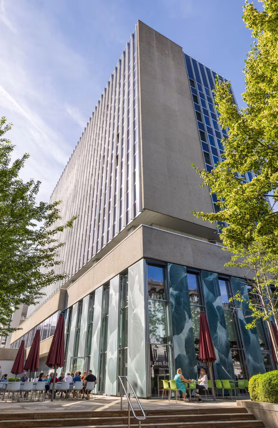 Aussenansicht Gebäude und Restaurant Flavour Kitchen Werd mit Terrasse